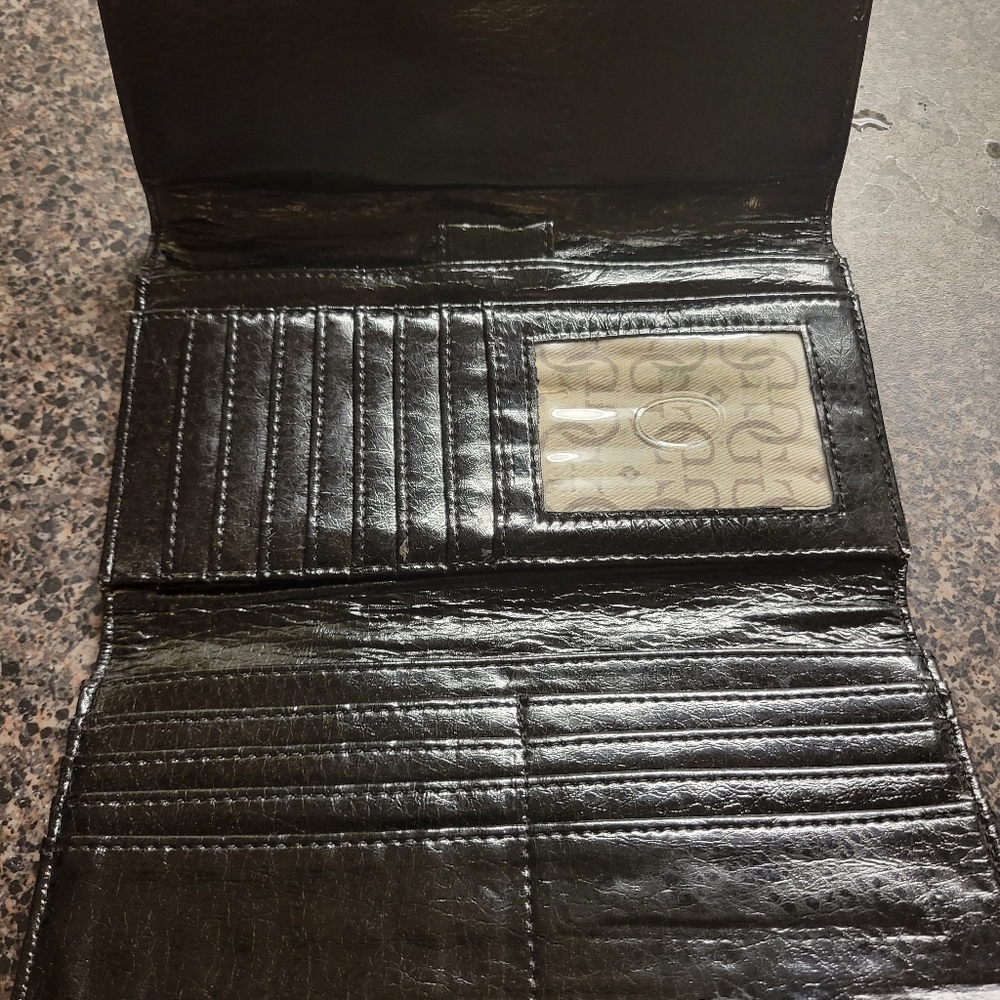 Guess wallet comes with Guess Earings - Picture 5 of 6